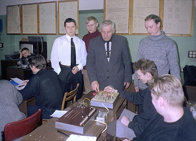 Р.М.Кондратьев со студентами в учебной лаборатории цифровых устройств