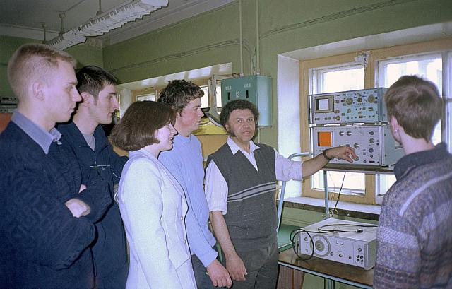 В.А.Хачикян со студентами в лаборатории кафедры 407