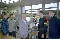 Профессор В.А.Вейцель со студентами в лаборатории кафедры 402